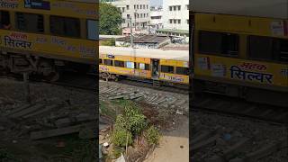 Train mein horn ki awaaz itni Tej kyon hoti hai railfacts new facts shortsfeed Hardworkman29 [upl. by Althea451]