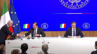 Leo rompe bicchiere in conferenza stampa Giorgetti quotNon porta benequot [upl. by Nhojleahcim]