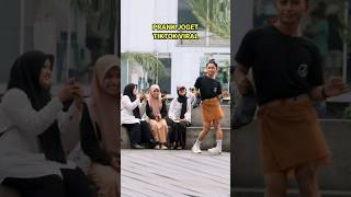 ngakak joget tiktok viral di depan ciwi cantik auto pada senyum dongviral tiktok comedy [upl. by Treat798]