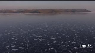 Sibérie lac Baïkal  la banquise en fin de journée [upl. by Ailbert74]