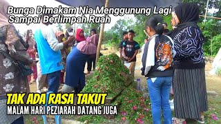 MALAM HARI PEZIARAH MASIH ADA JUGA MENGUNJUNGI MAKAM NIA [upl. by Leumas250]