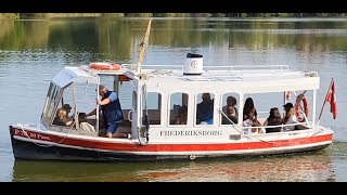 Den Lille Færgen ”Frederiksborg” på Slotssøen Frederiksborg Slot Hillerød  Danmark [upl. by Othe]