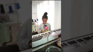 Marianinha aprendendo a tocar piano [upl. by Collyer894]