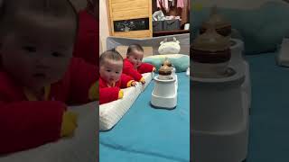 This AMAZING DAD Taking Care of Twin Babies Like a Pro 👶👶 identicaltwins superdad cutebabyvideo [upl. by Swerdna326]