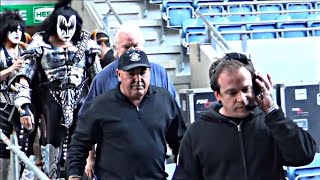 KISS Asi es su IMPONENTE ENTRADA A UN CONCIERTO  KISS BACKSTAGE  METAL LOVER TV [upl. by Sellma]