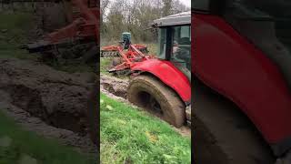 AGRICULTRICE  UN TRACTEUR MASSEY FERGUSON COINCE DANS UNE TRANCHEE agricultrice masseyferguson [upl. by Dajma]