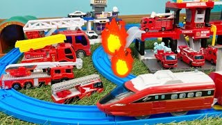 はたらくくるま 消防車がたくさん！救急車と消防車とプラレールをたすけるよ！lots and lots of firetrucks fire trucks for 4 year olds [upl. by Chassin]