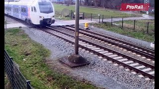 Man steekt wereldberoemde afgesloten overweg over in Geleen [upl. by Alliw]