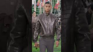 Défilé LOUIS VUITTON Homme PrintempsÉté 2025  Paris Fashion Week [upl. by Eloisa]