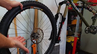 Fahrrad Vorderrad Einbau mit Schraubachse Beispiel am LowBudgetProjekt Mountainbike [upl. by Gewirtz]