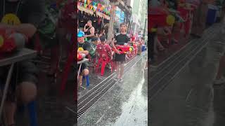 🥊 Sukhumvit w Tajlandii Uliczna Bitwa Songkran na Całego 💦 [upl. by Mehelhteb]