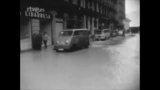 Gran temporal de olas en San Sebastian Donostia año 1965 NODO [upl. by Olegnalehcim34]