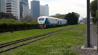 Locomotora China CKD 8G 0002 para Argentinapara larga distancia paseando por Puerto Madero [upl. by Yonah]