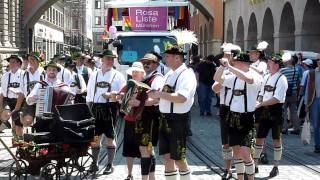 CSD Muenchen 2011 Die feschen Boys hier mit bayrischer Tracht beim Schuhplatteln [upl. by Yearwood646]