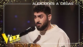 Gonzalo Alhambra canta quotPienso en tu miráquot  Audiciones a ciegas  La Voz All Stars 2023 [upl. by Eriha]