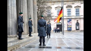 Ehrenposten  Neue Wache  Volkstrauertag 2017 [upl. by Assetan502]