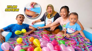 BAYI LUCU BERENANG DI KOLAM RENANG PENUH SUNTIKAN PERMEN DAN BALON [upl. by Urina]