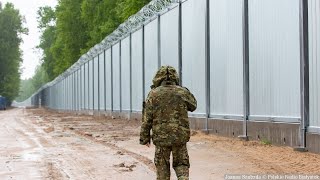 Płot zapora mur na polskobiałoruskiej granicy  gotowych jest ponad 100 km zapory [upl. by Selimah]