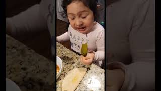 Niña comiendo chiles en vinagre como si fueran dulces 😬 😱  Dj Gecko shorts [upl. by Bergstein]