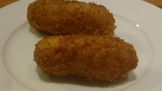 Aardappelkroketjes  Recept krokante kroketten met aardappelpuree [upl. by Anaj]