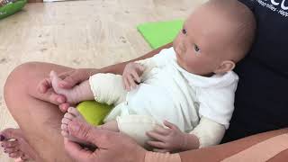 Abhalten eines Babys  Kinästhetik Infant Handling [upl. by Hefter]