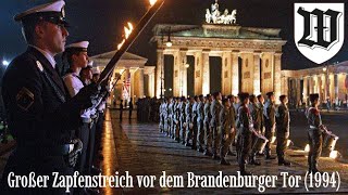 Großer Zapfenstreich vor dem Brandenburger Tor 1994 Wachbataillon BMVgMusikkorps der Bundeswehr [upl. by Studner]