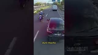 Conductor Imprudente Recibe una Lección en Plena Autopista [upl. by Ylle]