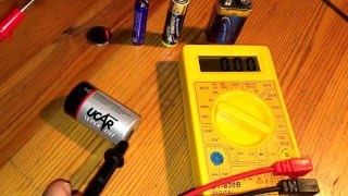 Batterie testen mit Multimeter Knopfbatterie 9 Volt Block Spannung AA und AAA DCV messen Anleitung [upl. by Ciapas]