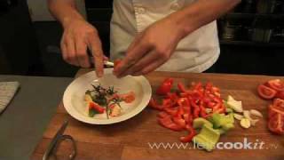 WeZoozbe Gazpacho koude tomatensoep maken [upl. by Saenihp]