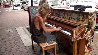 Indigente toca el piano magistralmente y asombra con su destreza [upl. by Ekim]