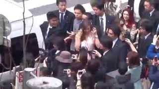 MIRANDA KERR Shocked Japan By Her Sudden Appearance She Gets Mobbed By Fans [upl. by Ycart332]