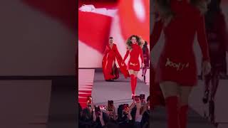 Belinda sufre caída en pasarela de L’Oréal París [upl. by Irot674]