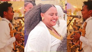 ድምፃዊ ገመስቀል ገስላሴ ኣብ መርዓ መለፍያ ፅራይለየ ናምበይተ ዓይነይለየ እናበለ ሰብ ከፀልል ውዒሉ Gebremeskel Gebreslassie 2024 [upl. by Philbrook]