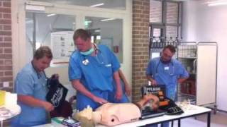 Schüler zeigen Intubation mit Larynxmaske [upl. by Ackerman]