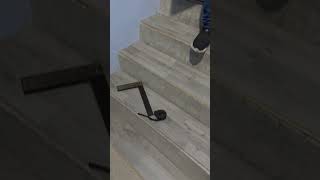 COLOCACIÓN DE PISO LAMINADO SOBRE ESCALERA viral construction shortvideos youtubeshorts [upl. by Henig248]