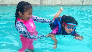 Jannie Teaching Ellie How to Swim in the Pool  Kids Pretend Play Swimming Pool and to Not Give Up [upl. by Munt]