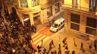 14N Barcelona Queman dos furgonetas policiales aparcadas en la Jefatura Superior de Policía [upl. by Annairt]