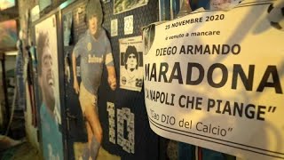 Napoli piange Maradona centinaia di tifosi in strada per rendere omaggio al mito [upl. by Taffy]