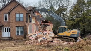 Sinkhole forces city of Mt Washington to condemn demolish 3800squarefoot home [upl. by Bushweller]