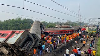 Inde  près de 300 morts dans une catastrophe ferroviaire des opérations de sauvetage en cours [upl. by Jobe378]