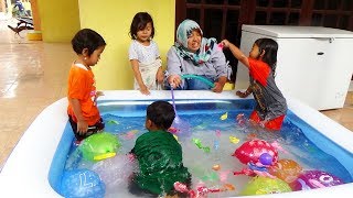 Bermain Balon Di isi Air Kolam Renang Mini  Kids Playing Swimming Pool [upl. by Still]