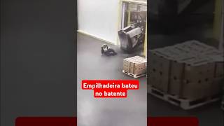 Empilhadeira tomba ao passa no batente da porta [upl. by Hepza]