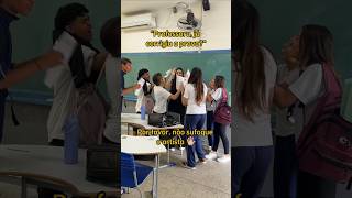 Sufoca não 👀 professora humor alunos escola shorts [upl. by Brownley]