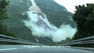 Hier krachen 300 000 Kubikmeter Gestein ins Tal  Gewaltiger Bergsturz in der Schweiz [upl. by Hambley853]