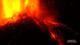 L’anomala eruzione dell’Etna con fontana e tempesta vulcanica un fenomeno non comune [upl. by Oruam]