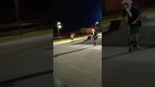 под красивую красную луну брай scoot skatepark skate scooter tricks skateboarding [upl. by Alekim742]