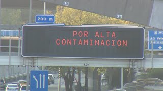 Barcelona multa con 100 euros a vehículos contaminantes [upl. by Allemac802]