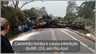 Caminhão tomba e causa interdição da BR153 em Rio Azul [upl. by Yunfei470]