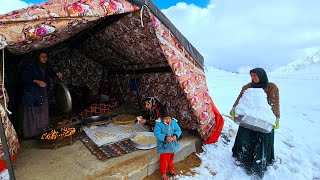 Snow in the village❄️⛄️ The family spends a snowy day doing daily tasks and the kids play video [upl. by Zzahc]