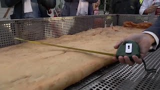 Napoli pizza fritta più lunga al mondo è record [upl. by Suivatra]